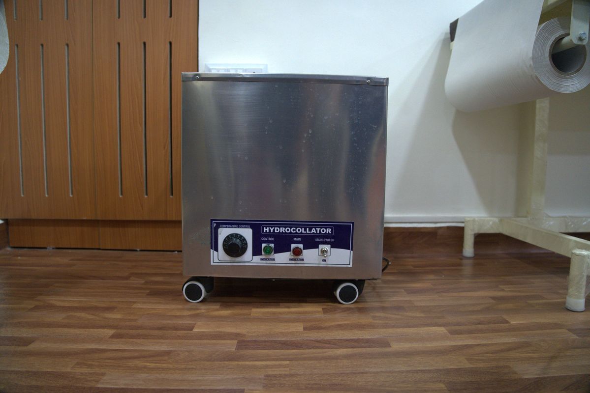 Hydrocollator machine for heat therapy
