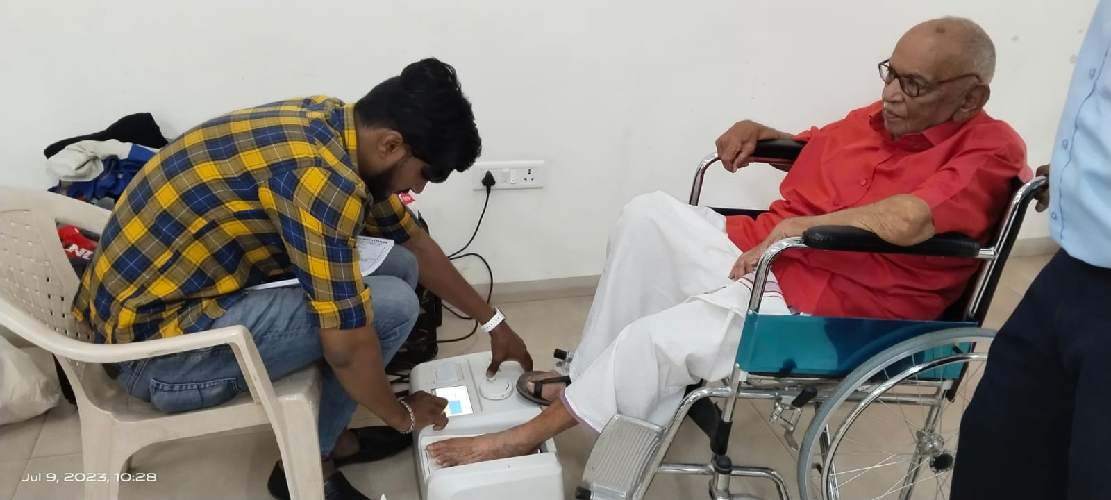 Senior Citizen Mobility Support by Physio Aalaya